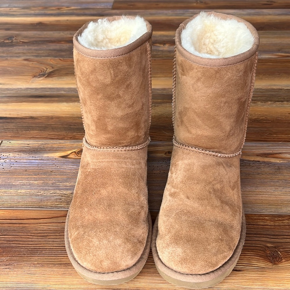 UGG CLASSIC II SHORT BOOTS
Style No.  68368760
Color:  HONEY
Size:  US 6/EU 37
